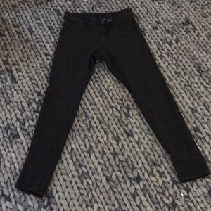Leggings with button closure and butt pockets